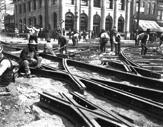 کارگذاشتن ریل های قطار شهری در سال 1912