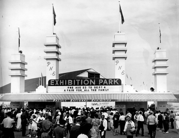 تجمع مردم مقابل ورودی Pacific National Exhibition  درسال 1949