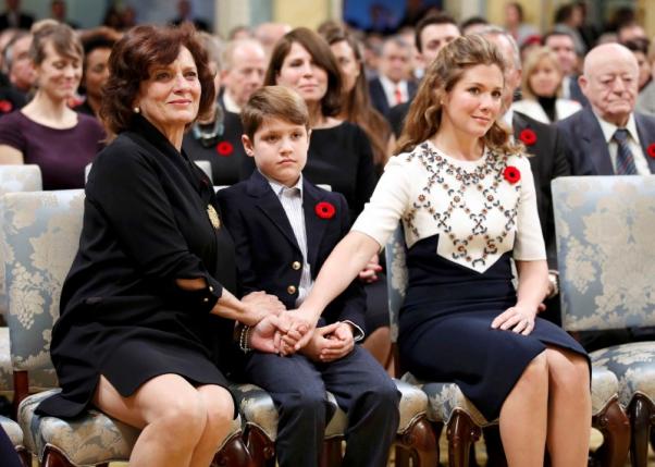 Justin Trudeau's wife Sophie Gregoire (R), son Xavier and mother Margaret (L) hold hands before he is sworn-in as Canada's 23rd prime minister during a ceremony at Rideau Hall in Ottawa November 4, 2015.  REUTERS/Chris Wattie