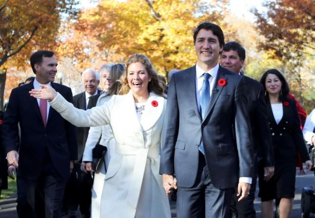 Incoming Prime Minister Justin Trudeau and his wife Sophie Gregoire arrive with his cabinet before his swearing-in ceremony at Rideau Hall in Ottawa November 4, 2015. REUTERS/Chris Wattie