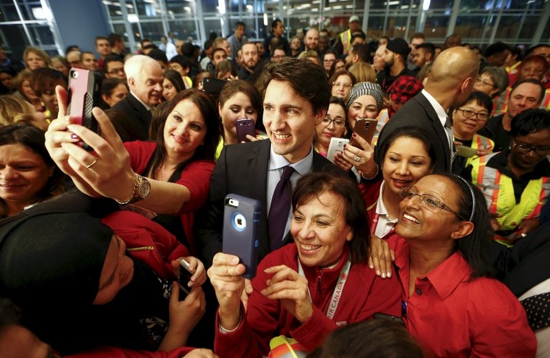 سلفی در کنار گروهی از کارکنان فرودگاه تورنتو به هنگام ورود پناهجویان سوری در 10 دسامبر 