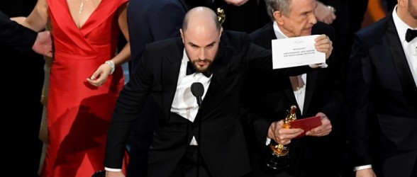 در عجیب ترین گاف تاریخ مراسم اسکار،برنده جایزه بهترین فیلم به اشتباه معرفی شد!(فیلم)