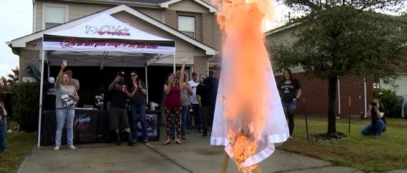 زن تگزاسی در جشن طلاق، لباس عروسی اش را آتش زد!(فیلم)