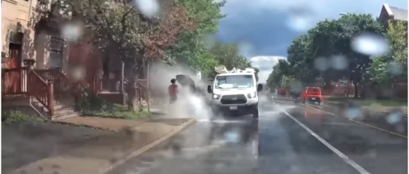 راننده خودرو ون که به عابران در اتاوا آب پاشیده بود،از کار اخراج شد(فیلم)