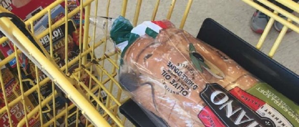 مشتری با دیدن موش در بسته نان فروشگاه Loblaws شوکه شد