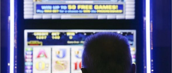 مرد کبکی  با 2 دلار بازی از اسلات ماشین کازینو شارلووا ۱.۲ میلیون دلار برد