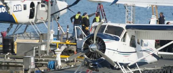 فردی در اسکله داون تاون ونکوور پس از تلاش برای سرقت یک هواپیمای آب نشین، با یک هواپیمای دیگر تصادف کرد