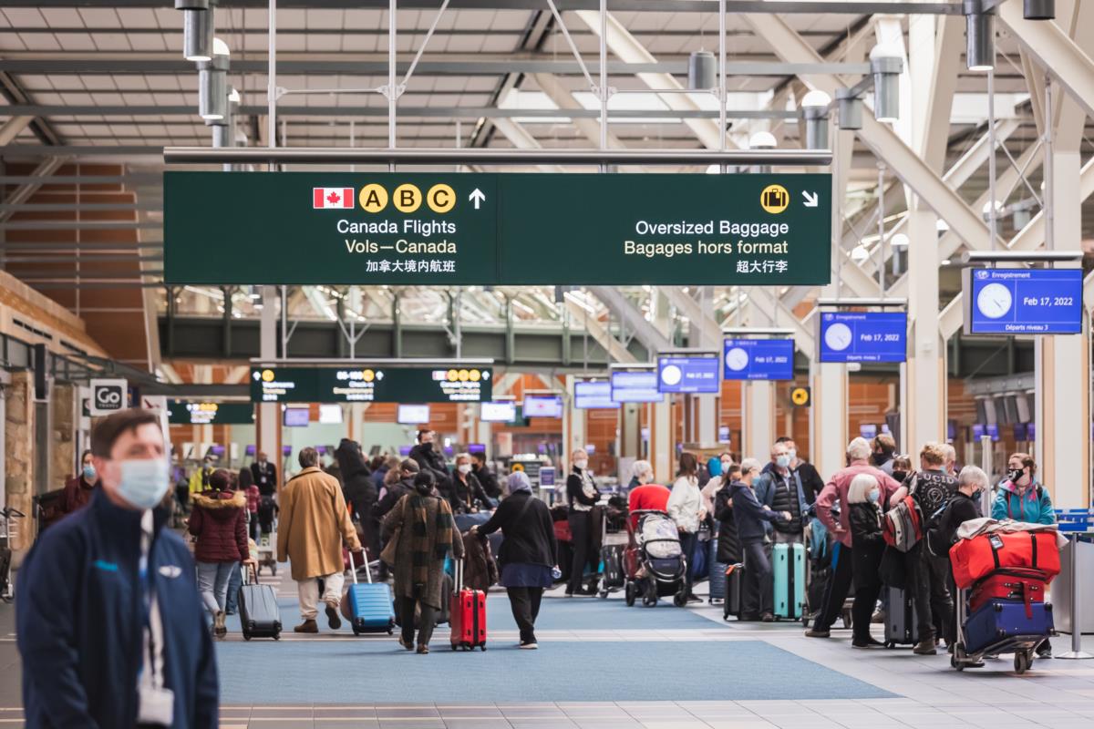 به دلیل کمبود پرسنل،مسافران باید حداقل سه ساعت قبل از پرواز در فرودگاه ونکوور حضور داشته باشند
