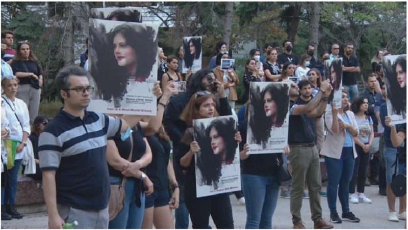 گردهمایی ایرانیان در اعتراض به قتل مهسا امینی در شهرهای مختلف کانادا