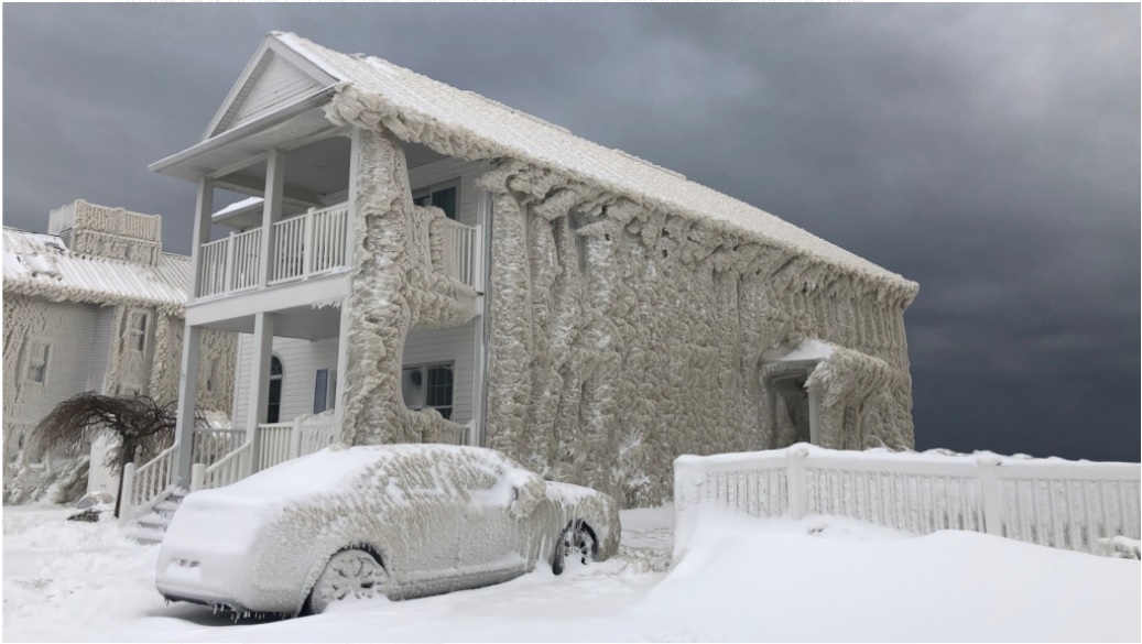 پس از طوفان سهمگین زمستانی انتاریو ، شهری در منطقه نایاگارا به طور کامل یخ زد!